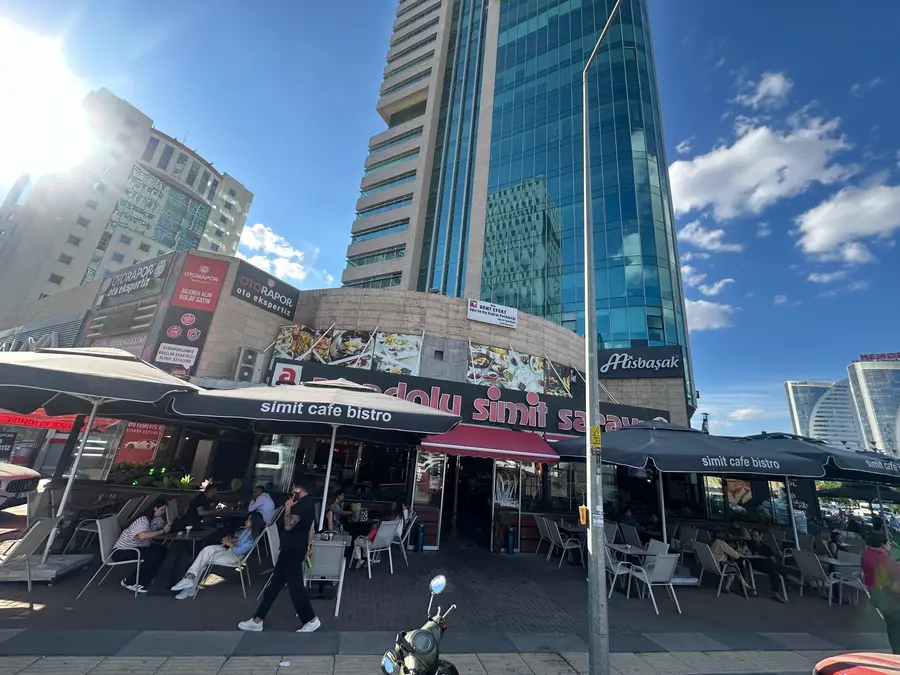 Anadolu Simit Sarayı Çukurambar dış cephesi ve teras oturma alanı