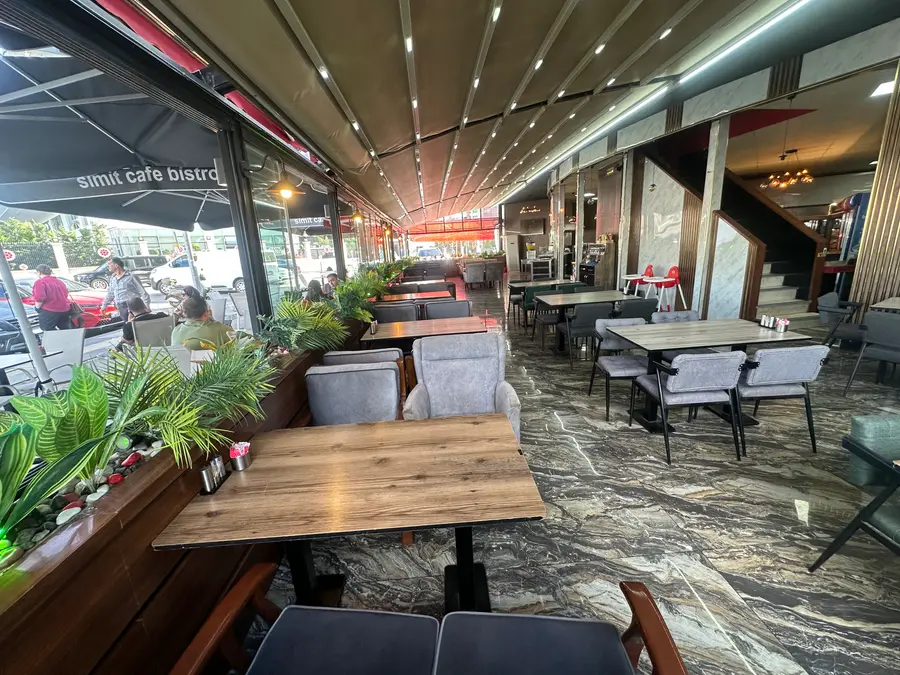 Cafe iç mekanından genel görünüm