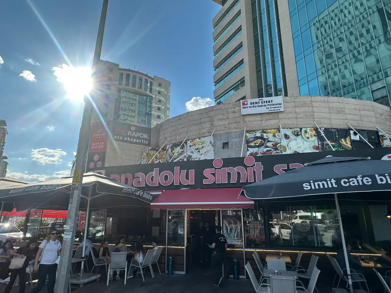 Anadolu Simit Sarayı Çukurambar şubesinin dış cephesi ve teras oturma alanı